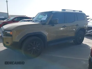2024 Toyota Land Cruiser z VIN JTEABFAJ9RK012363, wystawiony jako IAAI lot #41859375 z przebiegiem 5 420 mil mil oraz . Historia ofert i sprzedaży dostępna na DreamBid. Obrazek 2.