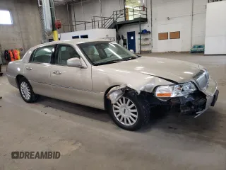 2005 Lincoln Town Car Signature z VIN 1LNHM81W55Y670818, wystawiony jako Copart lot #53279985 z przebiegiem 95 939 mil mil oraz Szkoda całkowita • Salvage title. Historia ofert i sprzedaży dostępna na DreamBid. Obrazek 4.