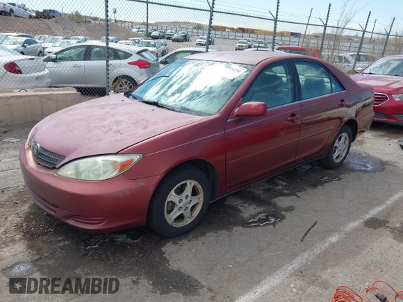 2004 Toyota Camry LE z VIN 4T1BE30K74U364617, wystawiony jako IAAI lot #42046280 z przebiegiem 150 659 mil mil oraz . Historia ofert i sprzedaży dostępna na DreamBid. Obrazek 2.