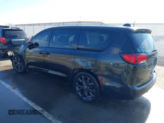 2020 Chrysler Pacifica Touring with VIN 2C4RC1FG8LR150540, listed as a IAAI auction lot 41506101 with 152,046 mi miles and . Bid and sale history available at DreamBid. Image 3.