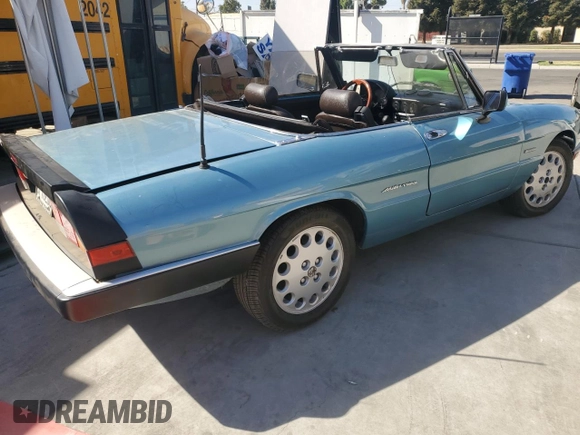 1989 Alfa Romeo Spider z VIN ZARBA5587K1066209, wystawiony jako Copart lot #77166704 z przebiegiem 98 255 mil mil oraz Szkoda całkowita • Salvage title. Historia ofert i sprzedaży dostępna na DreamBid. Obrazek 4.