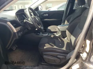 2017 Jeep Cherokee Latitude z VIN 1C4PJMCS8HW530158, wystawiony jako Copart lot #55264705 z przebiegiem 46 608 mil mil oraz Szkoda całkowita • Salvage title. Historia ofert i sprzedaży dostępna na DreamBid. Obrazek 7.