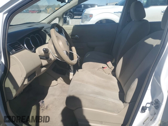 2010 Nissan Versa S z VIN 3N1BC1CP4AL367134, wystawiony jako Copart lot #48212535 z przebiegiem 174 337 mil mil oraz Szkoda całkowita • Salvage title. Historia ofert i sprzedaży dostępna na DreamBid. Obrazek 7.
