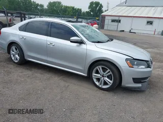 2014 Volkswagen Passat SE z VIN 1VWBN7A34EC077792, wystawiony jako IAAI lot #42445860 z przebiegiem 146 625 mil mil oraz . Historia ofert i sprzedaży dostępna na DreamBid. Obrazek 1.