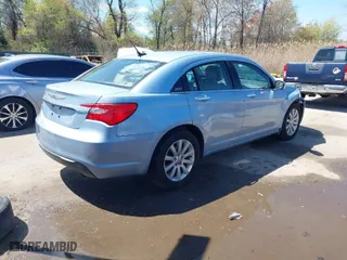2013 Chrysler 200 Limited with VIN 1C3CCBCG1DN578498, listed as a IAAI auction lot 41981331 with 167,940 mi miles. Bid and sale history available at carsss.com. Image 4.