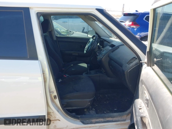 2011 Kia Soul with VIN KNDJT2A17B7302703, listed as a IAAI auction lot 41844281 with 93,606 mi miles. Bid and sale history available at carsss.com. Image 5.