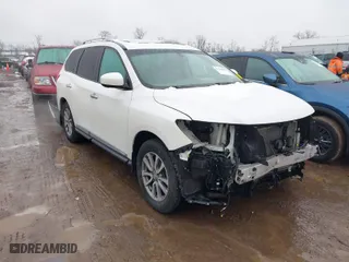 2015 Nissan Pathfinder Platinum with VIN 5N1AR2MM5FC710226, listed as a IAAI auction lot 41564306 with 134,873 mi miles. Bid and sale history available at carsss.com. Image 1.