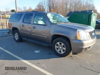 2014 GMC Yukon XL SLT with VIN 1GKS1KE06ER127515, listed as a IAAI auction lot 40990479 with 236,725 mi miles. Bid and sale history available at carsss.com. Image 1.