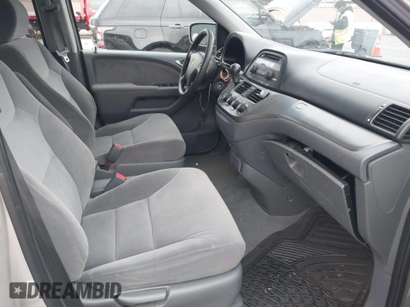 2005 Honda Odyssey LX with VIN 5FNRL38205B026824, listed as a IAAI auction lot 42068656 with 140,914 mi miles. Bid and sale history available at carsss.com. Image 5.
