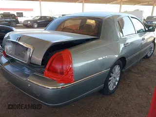 2005 Lincoln Town Car Signature z VIN 1LNHM81W85Y608166, wystawiony jako IAAI lot #42329147 z przebiegiem 252 667 mil mil oraz . Historia ofert i sprzedaży dostępna na DreamBid. Obrazek 4.