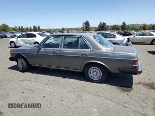 1984 Mercedes-Benz 300 D с VIN WDBAB33A2EA034753, выставлен на аукционе Copart как лот 61304335 с пробегом 172 402 миль миль и Чистый • Clean title. История ставок и продаж доступна на DreamBid. Изображение 2.