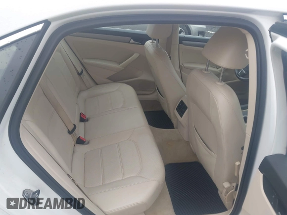 2014 Volkswagen Passat SE z VIN 1VWBT7A33EC032459, wystawiony jako IAAI lot #42259640 z przebiegiem 168 706 mil mil oraz . Historia ofert i sprzedaży dostępna na DreamBid. Obrazek 8.