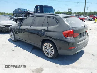 2014 BMW X1 sDrive28i z VIN WBAVM1C50EVW54351, wystawiony jako IAAI lot #42117685 z przebiegiem 131 631 mil mil oraz . Historia ofert i sprzedaży dostępna na DreamBid. Obrazek 3.