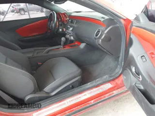 2011 Chevrolet Camaro 1LT z VIN 2G1FB1ED2B9157424, wystawiony jako IAAI lot #42063035 z przebiegiem 135 796 mil mil oraz . Historia ofert i sprzedaży dostępna na DreamBid. Obrazek 5.