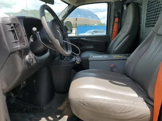 2015 Chevrolet Express Cargo z VIN 1GCWGFCF4F1230815, wystawiony jako Copart lot #60942305 z przebiegiem 185 018 mil mil oraz Czysty tytuł • Clean title. Historia ofert i sprzedaży dostępna na DreamBid. Obrazek 7.