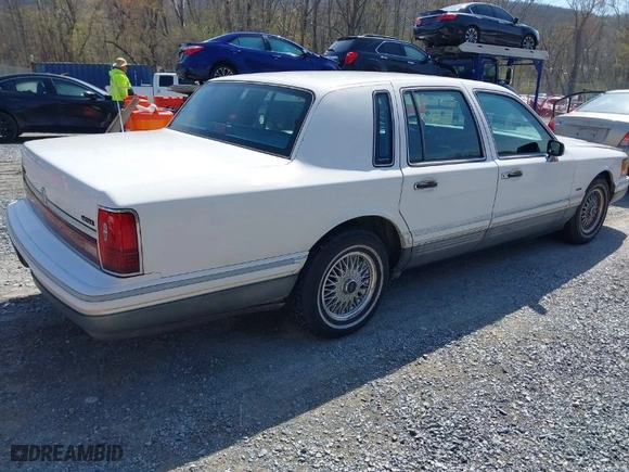 1994 Lincoln Town Car Signature with VIN 1LNLM82W9RY690746, listed as a IAAI auction lot 41927553 with 310,909 mi miles. Bid and sale history available at carsss.com. Image 4.