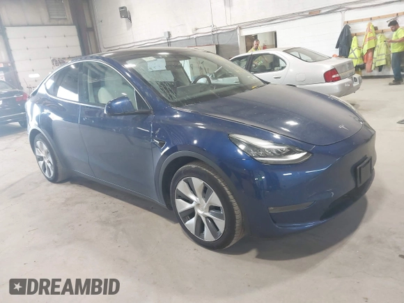2021 Tesla Model Y Long Range with VIN 5YJYGDEE7MF066269, listed as a IAAI auction lot 42170970 with 70,170 mi miles. Bid and sale history available at carsss.com. Image 1.