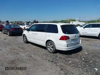 2011 Volkswagen Routan SE z VIN 2V4RW3DG3BR717540, wystawiony jako IAAI lot #42198036 z przebiegiem 134 197 mil mil oraz . Historia ofert i sprzedaży dostępna na DreamBid. Obrazek 3.