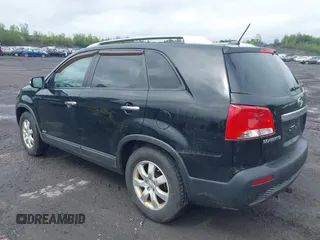 2013 Kia Sorento LX z VIN 5XYKTDA20DG420283, wystawiony jako IAAI lot #42528439 z przebiegiem 140 891 mil mil oraz . Historia ofert i sprzedaży dostępna na DreamBid. Obrazek 3.