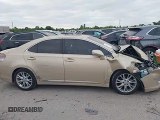 2010 Lexus HS 250h z VIN JTHBB1BA0A2025516, wystawiony jako IAAI lot #42019490 z przebiegiem Nie podano mil oraz . Historia ofert i sprzedaży dostępna na DreamBid. Obrazek 13.