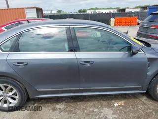 2017 Volkswagen Passat S z VIN 1VWAT7A32HC085122, wystawiony jako IAAI lot #42204880 z przebiegiem 61 935 mil mil oraz . Historia ofert i sprzedaży dostępna na DreamBid. Obrazek 13.