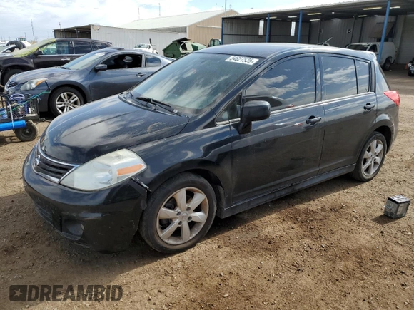 2010 Nissan Versa S z VIN 3N1BC1CP7AL394103, wystawiony jako Copart lot #54627535 z przebiegiem 181 881 mil mil oraz Czysty tytuł • Clean title. Historia ofert i sprzedaży dostępna na DreamBid. Obrazek 1.