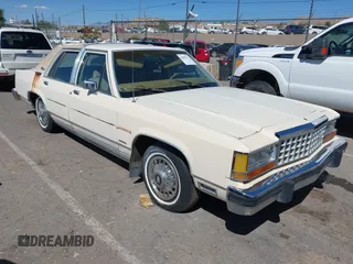 1984 Ford Crown Victoria z VIN 1FABP43F9EZ170457, wystawiony jako IAAI lot #42095730 z przebiegiem 60 839 mil mil oraz . Historia ofert i sprzedaży dostępna na DreamBid. Obrazek 1.