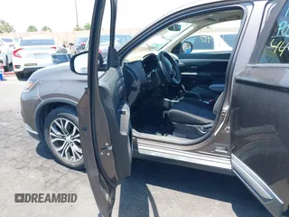 2017 Mitsubishi Outlander SE z VIN JA4AD3A32HZ040522, wystawiony jako IAAI lot #42444446 z przebiegiem 62 842 mil mil oraz . Historia ofert i sprzedaży dostępna na DreamBid. Obrazek 5.