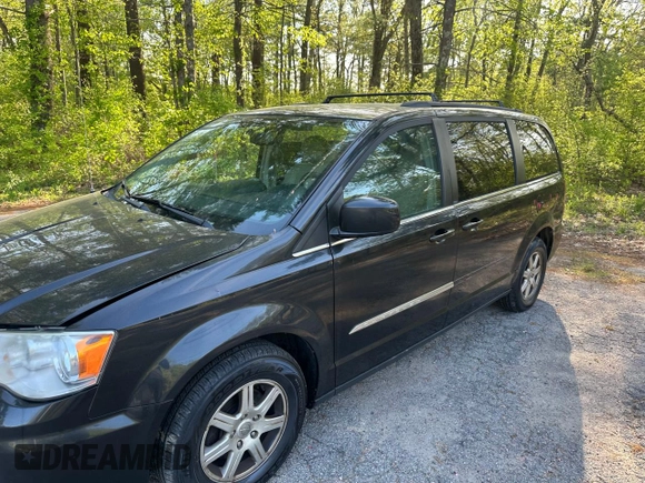 2013 Chrysler Town & Country Touring z VIN 2C4RC1BGXDR577662, wystawiony jako Copart lot #57900485 z przebiegiem 149 361 mil mil oraz Czysty tytuł • Clean title. Historia ofert i sprzedaży dostępna na DreamBid. Obrazek 2.