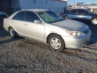 2003 Toyota Camry LE z VIN 4T1BF32K43U045460, wystawiony jako IAAI lot #41564059 z przebiegiem 217 177 mil mil oraz . Historia ofert i sprzedaży dostępna na DreamBid. Obrazek 1.