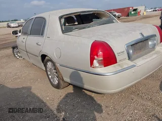 2004 Lincoln Town Car Ultimate z VIN 1LNHM83W44Y661605, wystawiony jako IAAI lot #42272891 z przebiegiem Nie podano mil oraz . Historia ofert i sprzedaży dostępna na DreamBid. Obrazek 3.