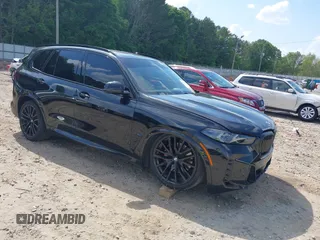 2024 BMW X5 xDrive40i z VIN 5UX23EU06R9T86258, wystawiony jako IAAI lot #42167316 z przebiegiem 27 500 mil mil oraz . Historia ofert i sprzedaży dostępna na DreamBid. Obrazek 1.