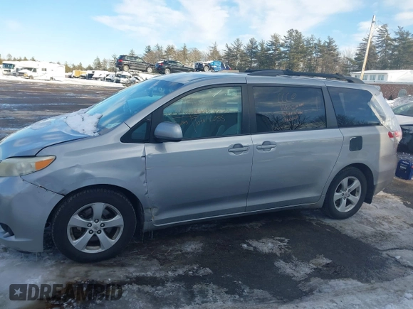 2012 Toyota Sienna LE AAS z VIN 5TDKK3DC2CS245540, wystawiony jako IAAI lot #41622653 z przebiegiem 226 969 mil mil oraz . Historia ofert i sprzedaży dostępna na DreamBid. Obrazek 14.