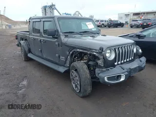 2021 Jeep Gladiator Overland z VIN 1C6HJTFG7ML620006, wystawiony jako IAAI lot #41875269 z przebiegiem 22 655 mil mil oraz . Historia ofert i sprzedaży dostępna na DreamBid. Obrazek 1.