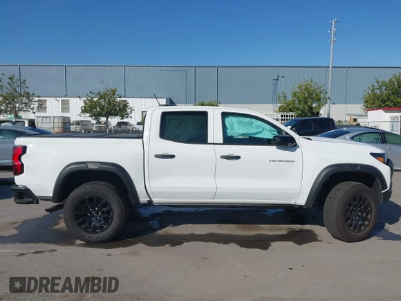 2024 Chevrolet Colorado 4WD Trail Boss z VIN 1GCPTEEK5R1117187, wystawiony jako IAAI lot #42355825 z przebiegiem 10 837 mil mil oraz . Historia ofert i sprzedaży dostępna na DreamBid. Obrazek 13.