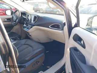 2022 Chrysler Pacifica Touring L z VIN 2C4RC3BG7NR227967, wystawiony jako IAAI lot #41620189 z przebiegiem 33 052 mil mil oraz . Historia ofert i sprzedaży dostępna na DreamBid. Obrazek 5.