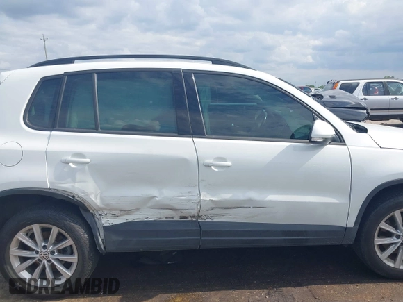 2017 Volkswagen Tiguan S z VIN WVGAV7AX2HK051022, wystawiony jako IAAI lot #42214161 z przebiegiem 87 914 mil mil oraz . Historia ofert i sprzedaży dostępna na DreamBid. Obrazek 13.