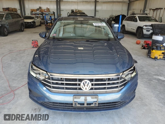 2019 Volkswagen Jetta S z VIN 3VWC57BU4KM209973, wystawiony jako Copart lot #62281525 z przebiegiem 46 927 mil mil oraz Czysty tytuł • Clean title. Historia ofert i sprzedaży dostępna na DreamBid. Obrazek 5.