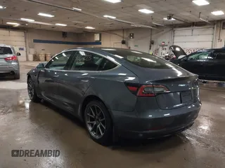 2020 Tesla Model 3 Long Range z VIN 5YJ3E1EB0LF800804, wystawiony jako IAAI lot #42137223 z przebiegiem 52 482 mil mil oraz . Historia ofert i sprzedaży dostępna na DreamBid. Obrazek 3.