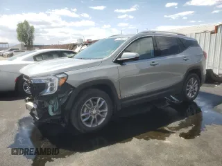 2024 GMC Terrain SLT z VIN 3GKALVEG8RL251030, wystawiony jako Copart lot #60461465 z przebiegiem 30 877 mil mil oraz Czysty tytuł • Clean title. Historia ofert i sprzedaży dostępna na DreamBid. Obrazek 1.
