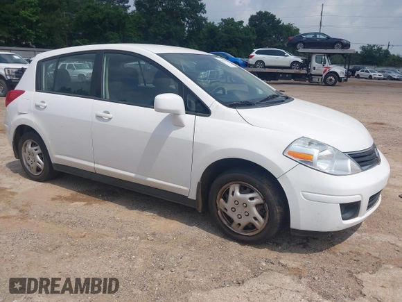 2011 Nissan Versa S z VIN 3N1BC1CPXBL442520, wystawiony jako IAAI lot #42308421 z przebiegiem 143 556 mil mil oraz . Historia ofert i sprzedaży dostępna na DreamBid. Obrazek 1.