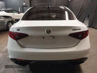 2020 Alfa Romeo Giulia z VIN ZARFANAN9L7630017, wystawiony jako IAAI lot #41676730 z przebiegiem 45 395 mil mil oraz . Historia ofert i sprzedaży dostępna na DreamBid. Obrazek 16.