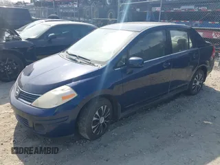2008 Nissan Versa S z VIN 3N1BC11E88L387270, wystawiony jako IAAI lot #42170127 z przebiegiem 133 555 mil mil oraz . Historia ofert i sprzedaży dostępna na DreamBid. Obrazek 2.