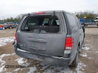 2004 Ford Expedition Special Service with VIN 1FMPU16L74LB40928, listed as a IAAI auction lot 41235243 with 233,942 mi miles. Bid and sale history available at carsss.com. Image 4.