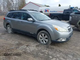 2011 Subaru Outback Premium z VIN 4S4BRBCC3B3338358, wystawiony jako IAAI lot #41776201 z przebiegiem 264 373 mil mil oraz . Historia ofert i sprzedaży dostępna na DreamBid. Obrazek 1.