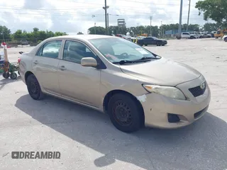 2010 Toyota Corolla z VIN 2T1BU4EE2AC371340, wystawiony jako IAAI lot #42468440 z przebiegiem 242 462 mil mil oraz . Historia ofert i sprzedaży dostępna na DreamBid. Obrazek 1.