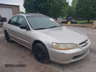 1998 Honda Accord EX z VIN 1HGCG1654WA064628, wystawiony jako IAAI lot #42082211 z przebiegiem 386 672 mil mil oraz . Historia ofert i sprzedaży dostępna na DreamBid. Obrazek 1.