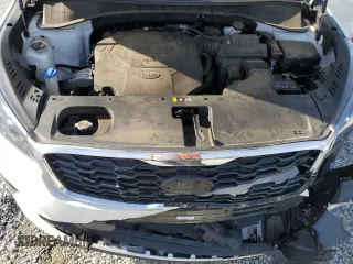 2020 Kia Sorento LX z VIN 5XYPG4A54LG620991, wystawiony jako Copart lot #83208104 z przebiegiem 77 189 mil mil oraz Szkoda całkowita • Salvage title. Historia ofert i sprzedaży dostępna na DreamBid. Obrazek 13.