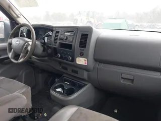 2017 Nissan NV Cargo SV z VIN 1N6BF0LY1HN803470, wystawiony jako IAAI lot #41729980 z przebiegiem 93 919 mil mil oraz . Historia ofert i sprzedaży dostępna na DreamBid. Obrazek 5.