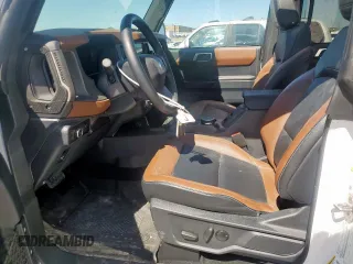 2024 Ford Bronco Outer Banks z VIN 1FMDE8BH8RLA81101, wystawiony jako Copart lot #56736785 z przebiegiem 5 437 mil mil oraz Szkoda całkowita • Salvage title. Historia ofert i sprzedaży dostępna na DreamBid. Obrazek 7.